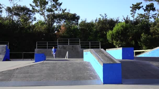Skateboarder op een grind — Stockvideo