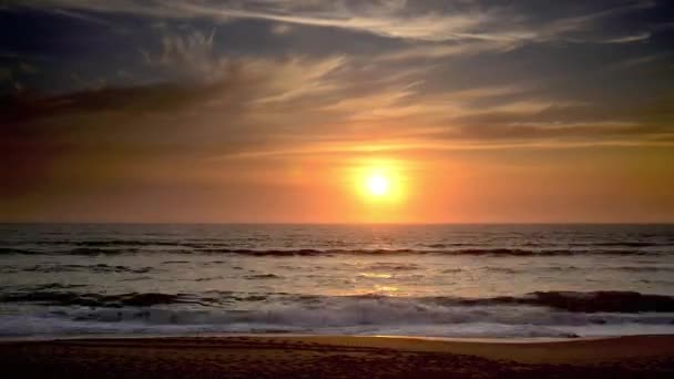 Solnedgång timelapse med vågor krasch på stranden — Stockvideo