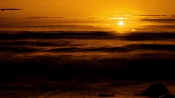 Zeitraffer bei Sonnenuntergang: Wellen krachen an Land — Stockvideo
