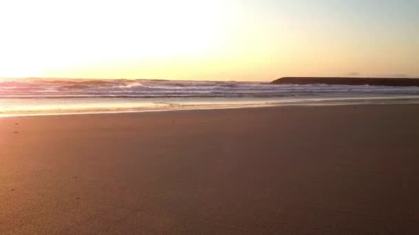 Atardecer giratorio timelapse en la playa — Vídeos de Stock