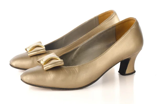 Золотые туфли на высоких каблуках — стоковое фото