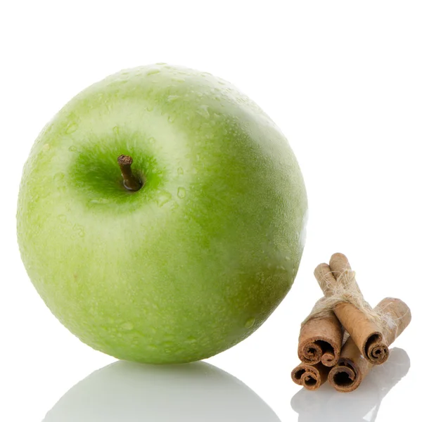 肉桂棒成熟的青苹果 — 图库照片