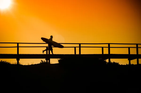 Surfista correndo para a praia — Fotografia de Stock