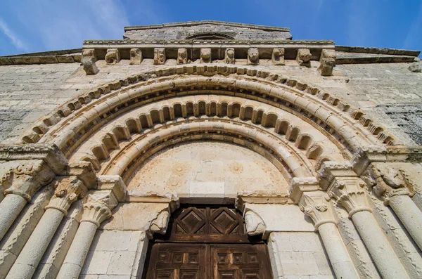 Вамба-романский вход в церковь — стоковое фото