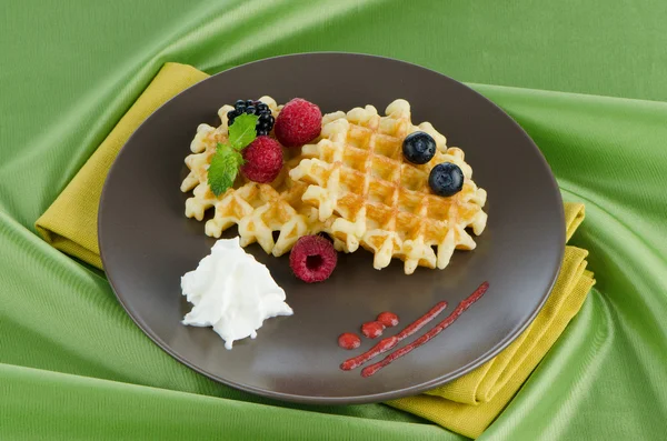 Leckere Waffel mit Früchten — Stockfoto