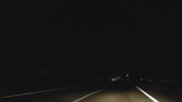 Snelweg rijden 's nachts — Stockvideo