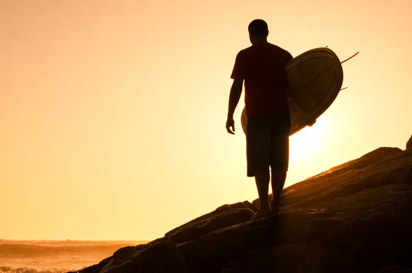 Surfer kijken naar de golven — Stockfoto