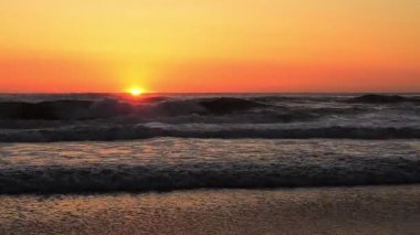 Gün batımında sörfçü