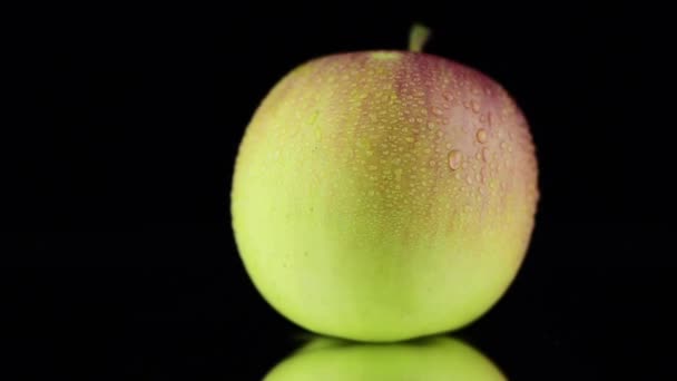 Apfel mit Wassertropfen — Stockvideo