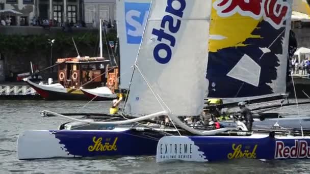 Red Bull Sailing Team compite en la Extreme Sailing Series — Vídeo de stock