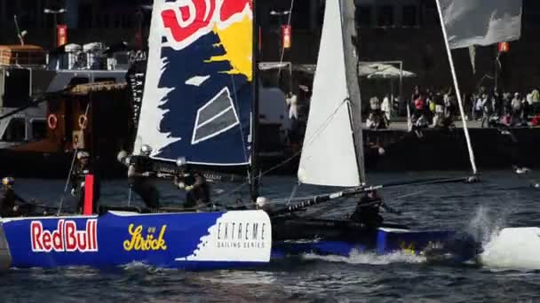 Red Bull Sailing Team competir na série de vela extrema — Vídeo de Stock