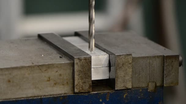 Perforación en metal — Vídeo de stock