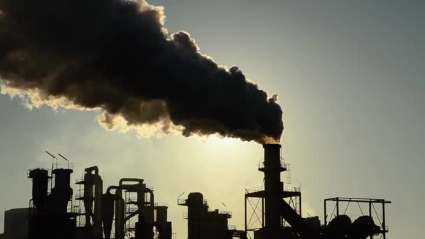 Pile de fumée contre le ciel ensoleillé — Video