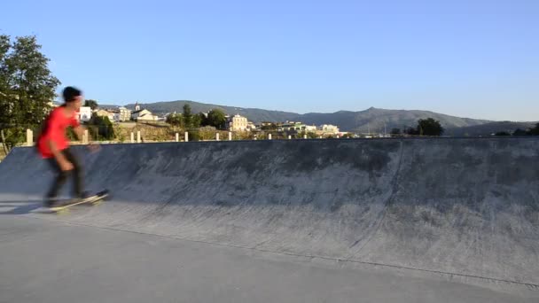 Skateboarder moliendo un bordillo — Vídeos de Stock