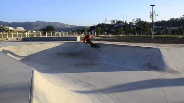 Skateboarder riding a pool — Stock Video