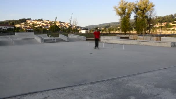 スケートボーダーは縁石の研削 — ストック動画