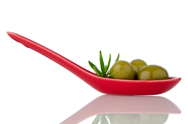 Olivy na keramickou lžičku — Stock fotografie