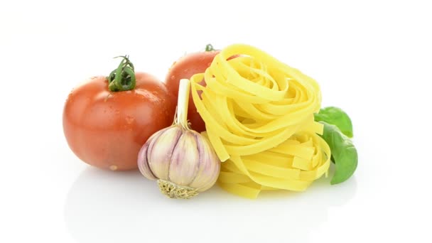 Körsbärstomater, vitlök och pasta — Stockvideo