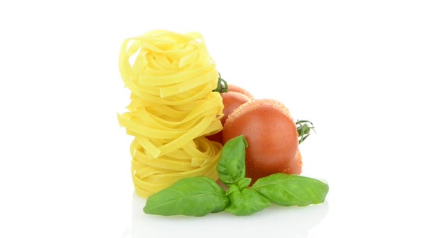 Körsbärstomater, vitlök och pasta — Stockvideo