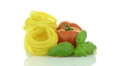 kiraz domates, sarımsak ve makarna