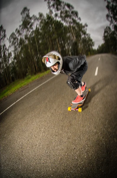 Downhill skateboarder in actie — Stockfoto