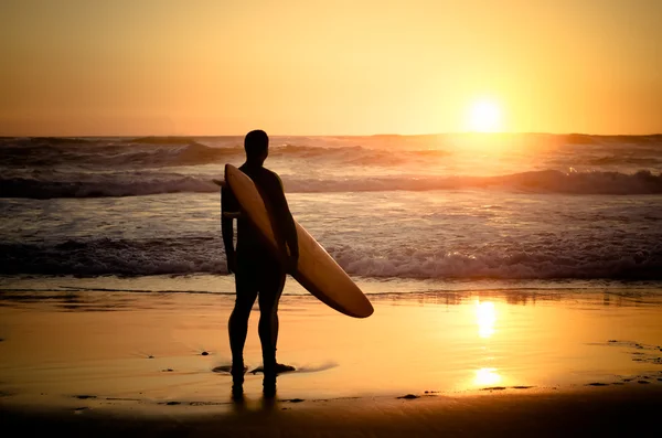 Surfeur regardant les vagues — Photo