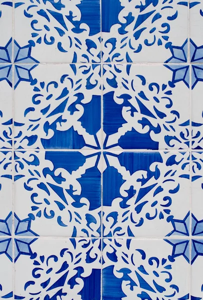 Традиційною португальською блискучою плиткою — стокове фото
