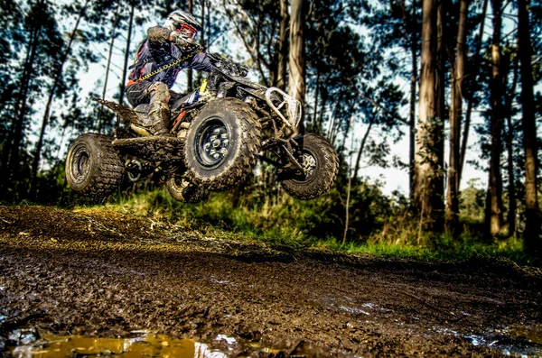 Quad rider hoppning — Stockfoto