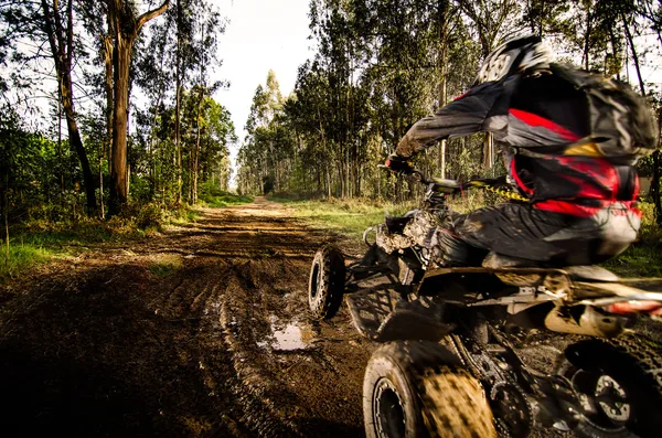 Quad-Fahrer springen — Stockfoto