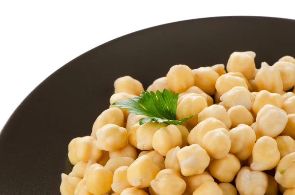 Garbanzos en un plato marrón —  Fotos de Stock