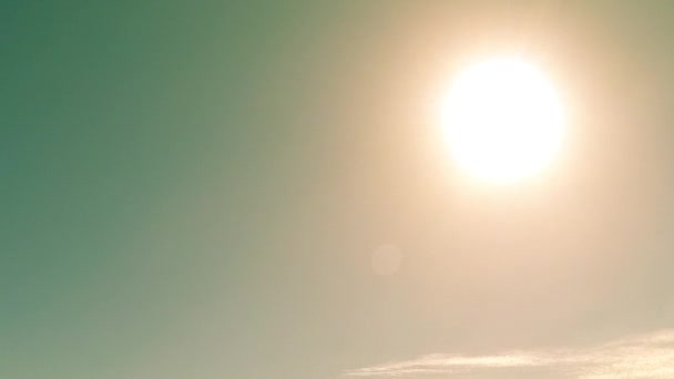 На сонці на чисте небо — стокове відео