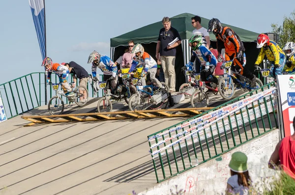 School athletes on the starting gate — Stock Photo, Image