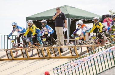 gençlere başlangıç kapısında