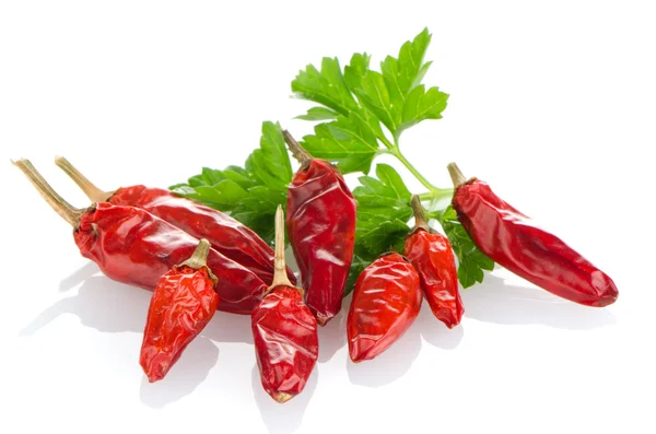 Rote Chili- oder Chilischoten und Petersilienblätter — Stockfoto