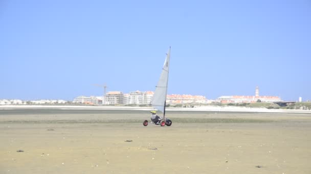 Oidentifierade deltagare på en windcar — Stockvideo