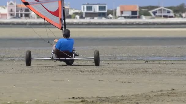 Francisco Costa em um carro de vento — Vídeo de Stock