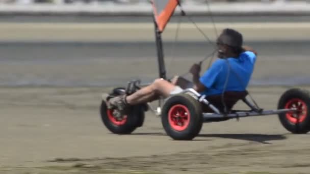 Francisco costa på en windcar — Stockvideo