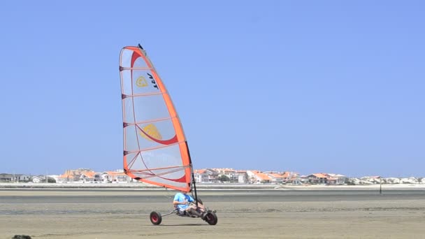 Francisco costa op een windcar — Stockvideo