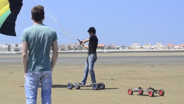 Paulo azevedo på en landning kite — Stockvideo