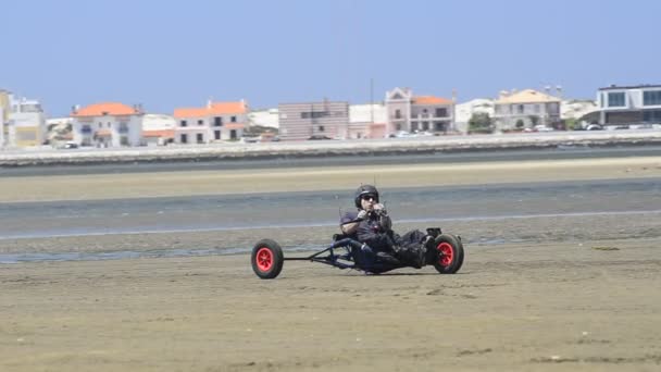 Ricardo costa op een kitebuggy — Stockvideo