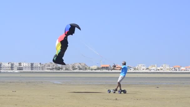 Francisco costa op een landing kite — Stockvideo