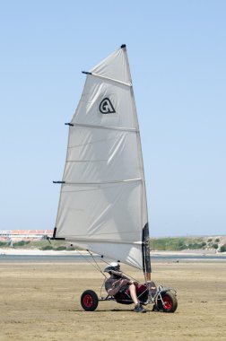 adam arnaud bir windcar üzerinde