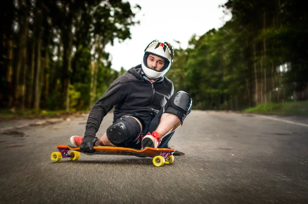 Downhill skateboarder in actie — Stockfoto