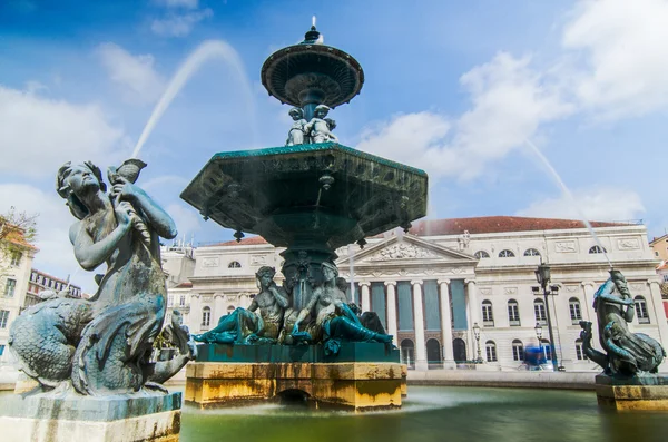Fuente barroca en la plaza rossio — Foto de Stock