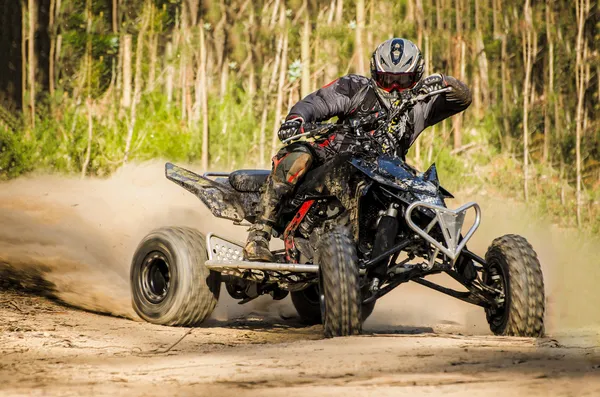 ATV racer neemt een beurt tijdens een race. — Stockfoto