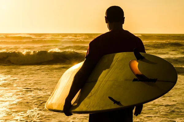 Surfer kijken naar de golven