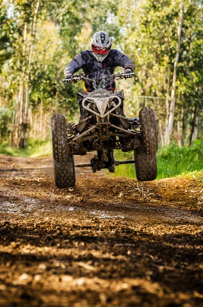 Quad-Fahrer springen — Stockfoto