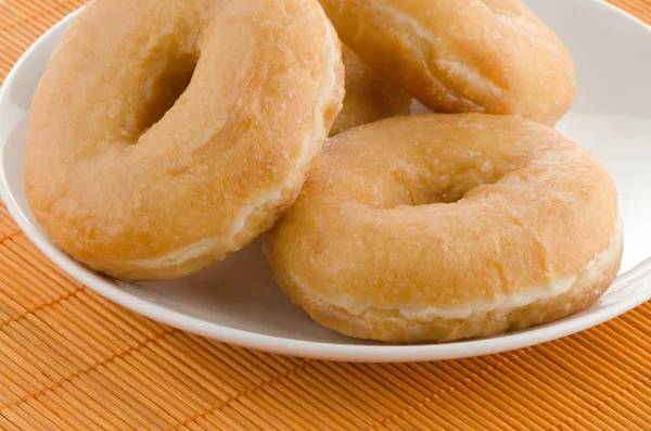 Donuts auf einem Teller — Stockfoto