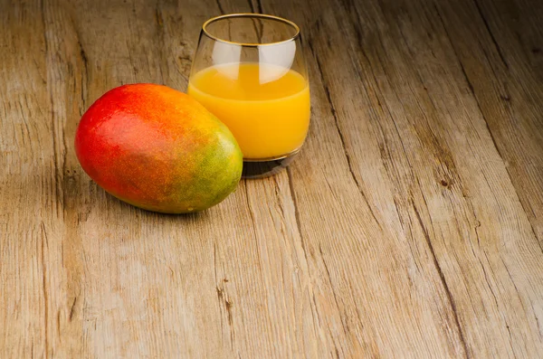 Frischer Mangosaft — Stockfoto