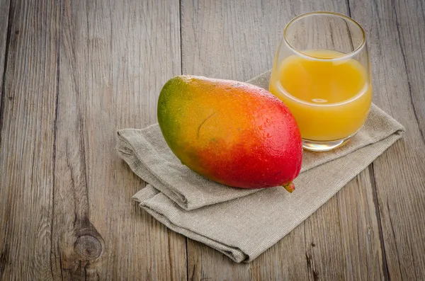 Сок свежего манго — стоковое фото